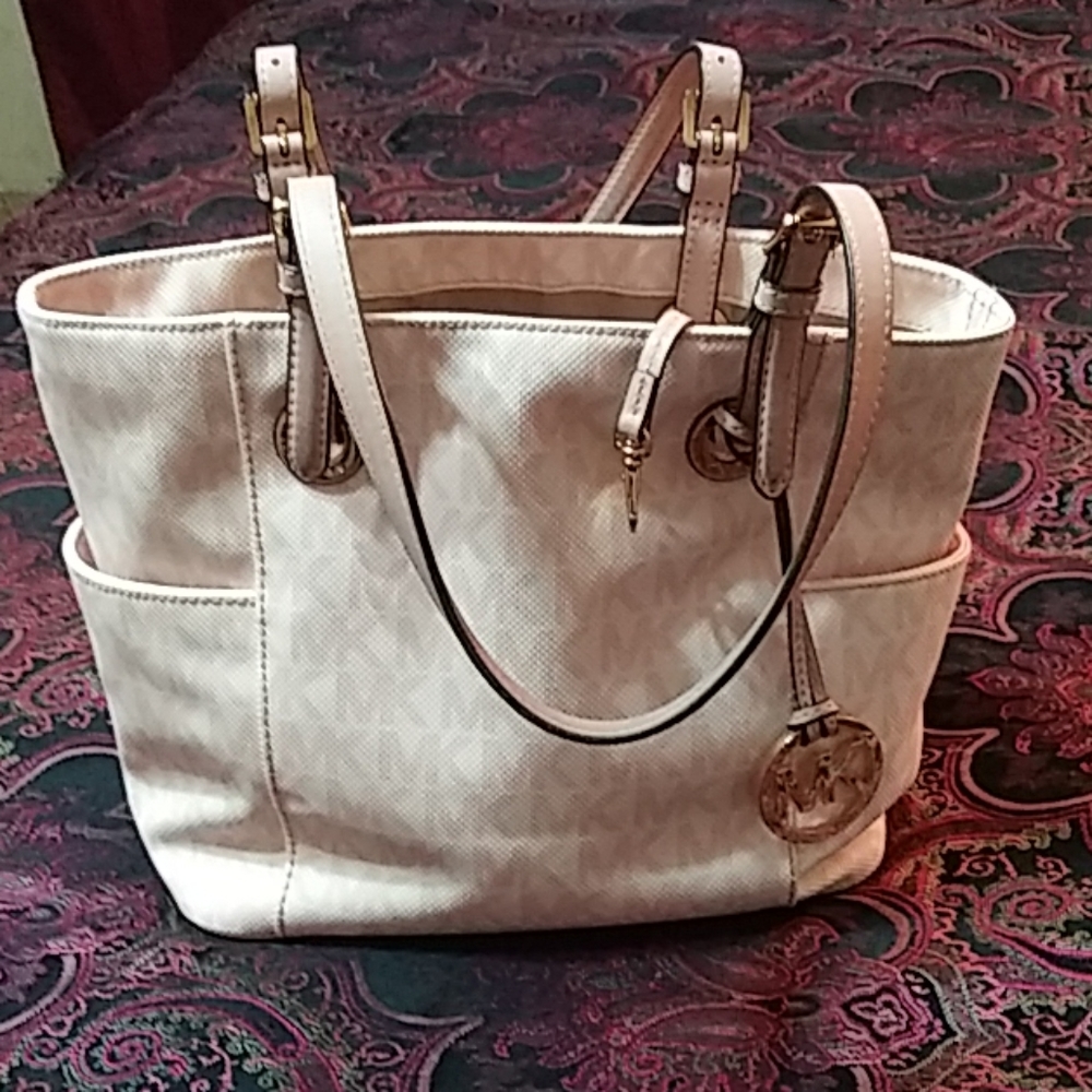 Michael Kors purse.😍
